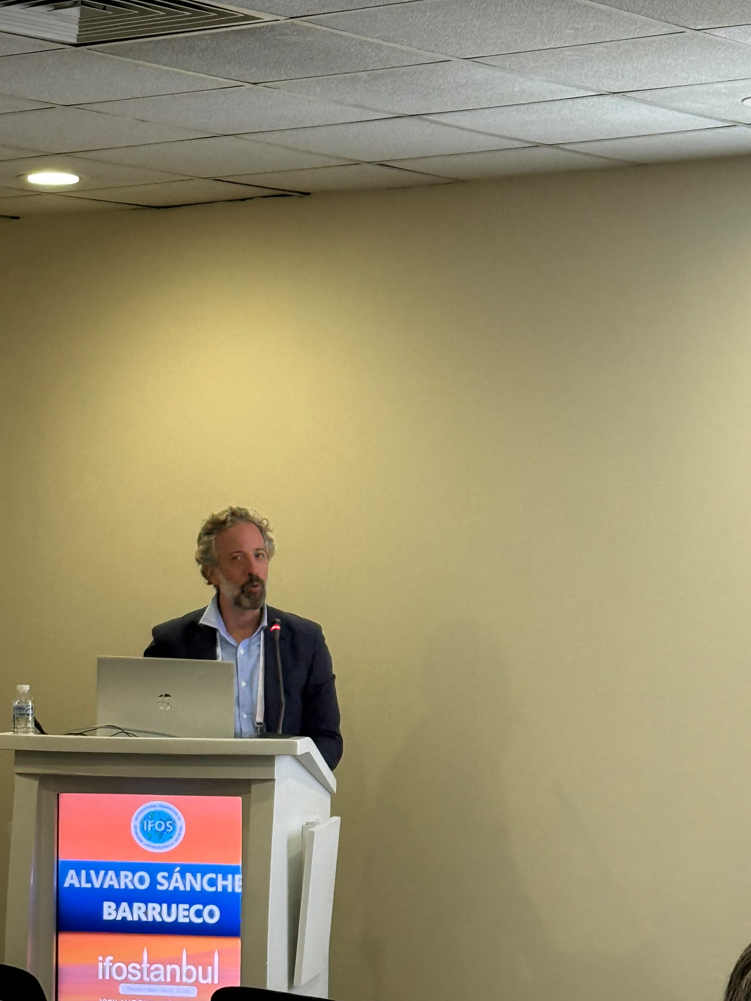 Álvaro Sánchez Barrueco durante una ponencia sobre patología de las glándulas salivares en IFOS 2026