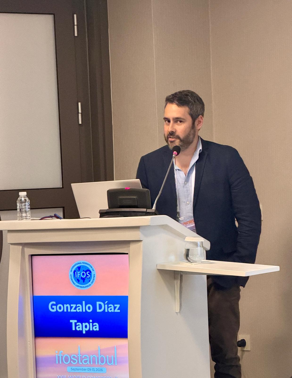 Gonzalo Díaz Tapia durante su curso sobre cirugía endonasal de la vía lagrimal en IFOS 2026