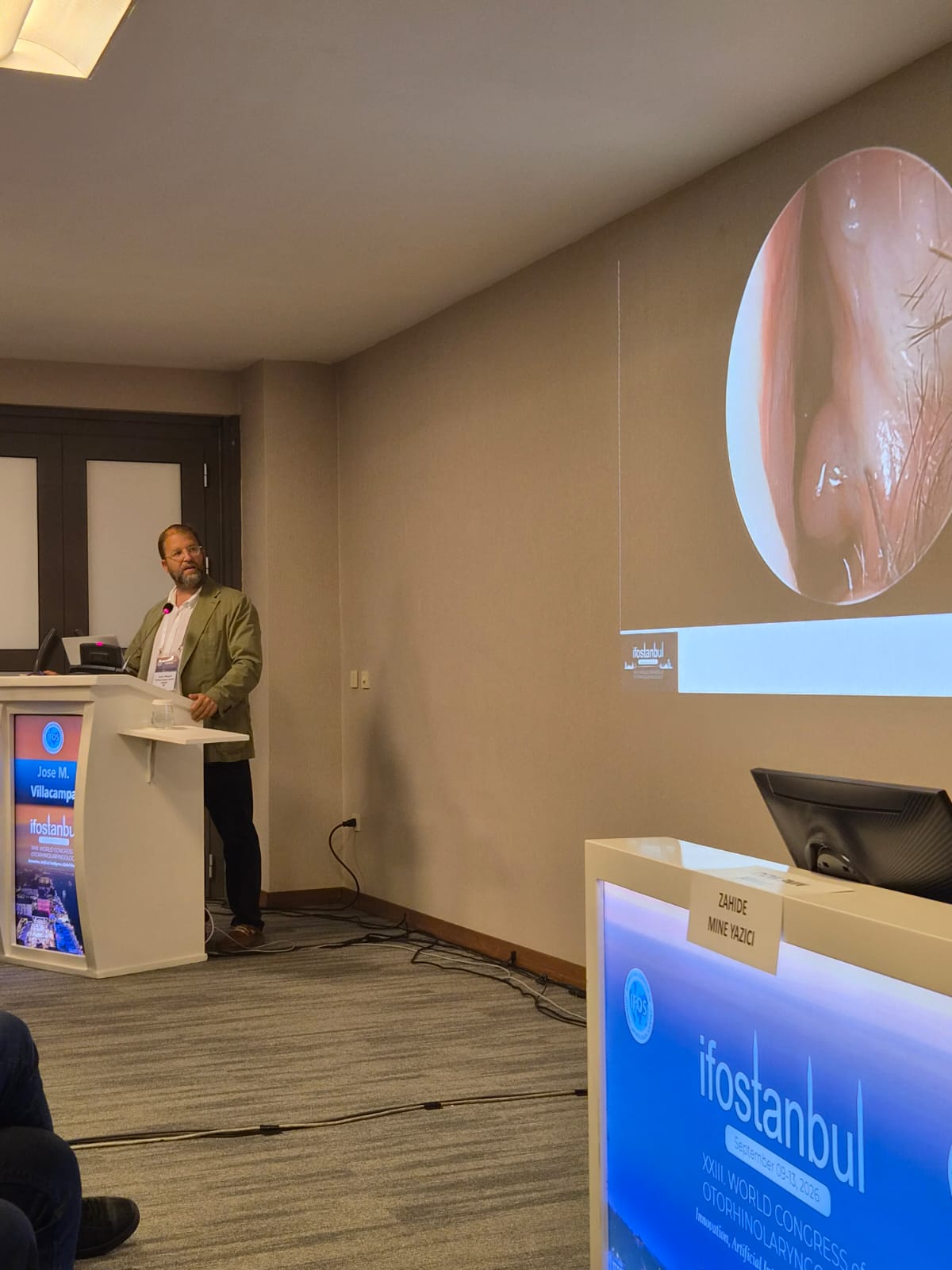 José Miguel Villacampa Aubá explica una imagen de cirugía endoscópica del seno maxilar en IFOS 2026