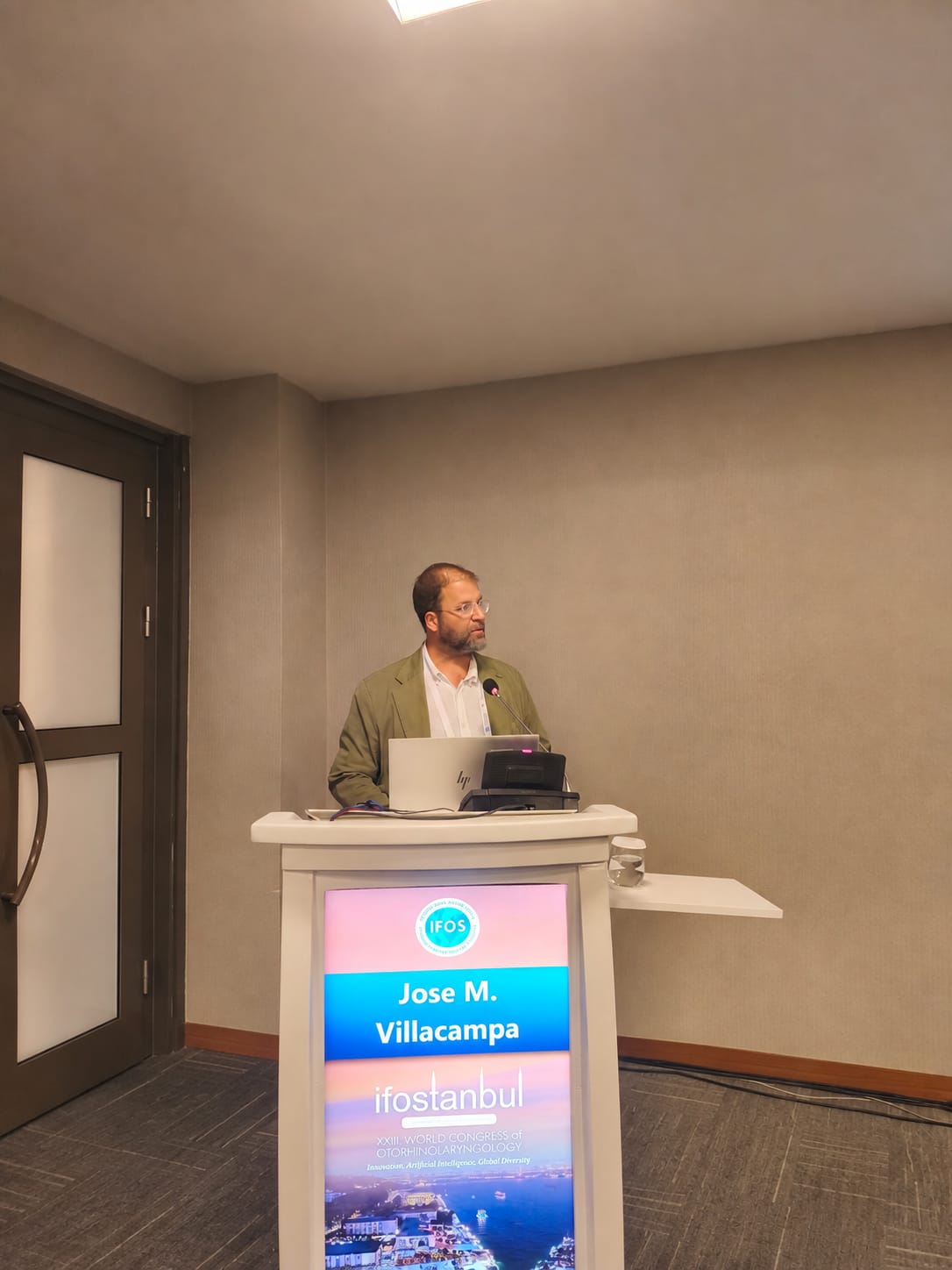 José Miguel Villacampa Aubá durante una ponencia de rinología en IFOS 2026